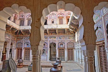 Dundlod, Rajasthan, Hindistan - 27 Aralık 2017: Seth Arjundas Goenka Haveli Müzesi renkli freskler ve Resim Sergisi