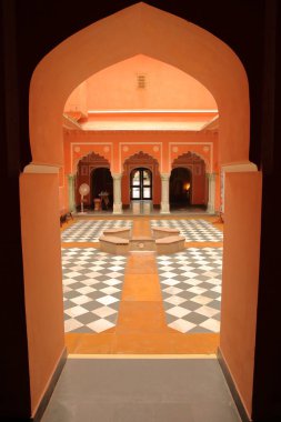 Amber, Rajasthan, Hindistan - 05 Aralık 2017: İç avlu Anokhi Müzesi, el baskı Jaipur yakınındaki