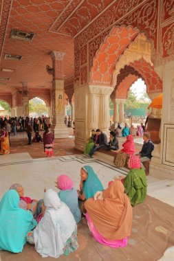 Jaipur, Rajasthan, Hindistan - 06 Aralık 2017: Govind Devji Hindu Tapınağı'nda toplama kulları City Palace yakınındaki oteller
