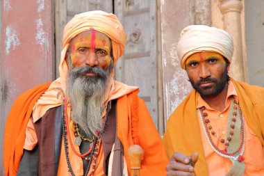 Bikaner, Rajasthan, Hindistan - 23 Aralık 2017: İki Sadhus (Kutsal erkekler) uzun sakallı portresi ve rengarenk giyinmiş