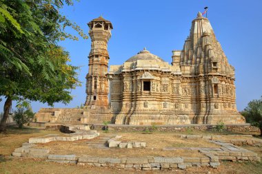 Adhbudhnath titreme Tapınak, Chittorgarh, Rajasthan, Hindistan, sol tarafında şöhret kule ile fort (Garh) içinde yer alan
