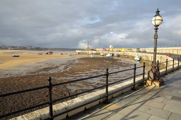 Margate Harbor Arm Com Barcos Amarração Farol Praia Maré Baixa — Fotografia de Stock