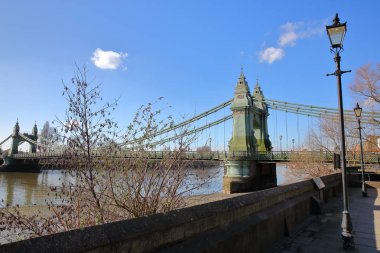 Thames yolu ile Hammersmith Köprüsü arka plan, borough Hammersmith ve Fulham, Londra, İngiltere