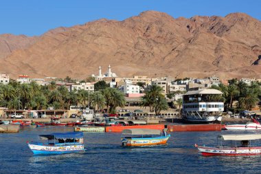 Aqaba, Ürdün - 17 Mart 2016: Cam tekneler Akabe şehir ve dağ içinde belgili tanımlık geçmiş Kızıldeniz kıyısında