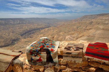 Wadi grevcilerin Kanyon Kings Road yerel halı Hediyelik eşya ile ön planda, Jordan, Ortadoğu görüntülendi.
