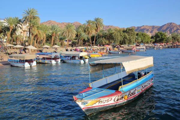 Aqaba Jordania Marzo 2016 Coloridos Barcos Vidrio Largo Playa Costa —  Fotos de Stock