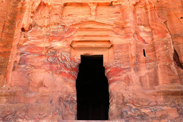 Sextius Florentinus 墓的特写 位于约旦的佩特拉 中东的彩色砂岩 在佩特拉岩墓中刻入了第三世纪的砂岩 — 图库照片