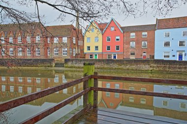 (Nehir Wensum) riverside renkli evleri ve Kulesi ve katedral içinde belgili tanımlık geçmiş spire yansımaları ile Norwich (Norfolk, İngiltere)
