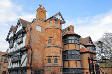 Rochester, İngiltere - 23 Mart 2018: Tarihi Eastgate şirketten High Street