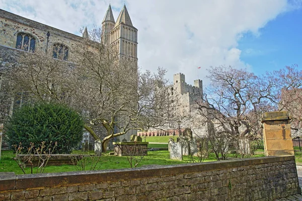 Utsikt Över Slottet Och Domkyrkan Rochester Storbritannien Med Gravar Förgrunden — Stockfoto