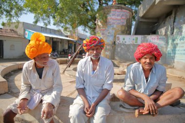 Bundi, Rajasthan, Hindistan - 09 Aralık 2017: Bundi yakınlarındaki bir köyde beyaz giysili üç adamın portresi