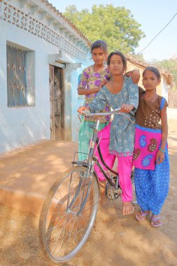 Bundi, Rajasthan, Hindistan - 09 Aralık 2017: Bundi yakınlarında geleneksel bir evin önünde poz veren üç genç kızın portresi
