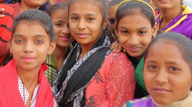Jaisalmer, Rajasthan, Hindistan - 20 Aralık 2017: Jaisalmer kalesini ziyaret eden okul kızlarının portresi 
