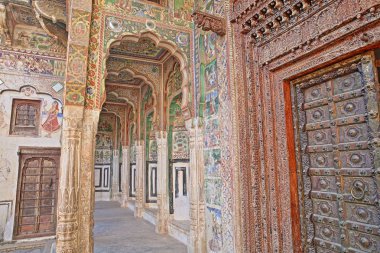 Nawalgarh, Rajasthan, Hindistan - 26 Aralık 2017: Uattara Haveli renkli freskler ve Resim Sergisi