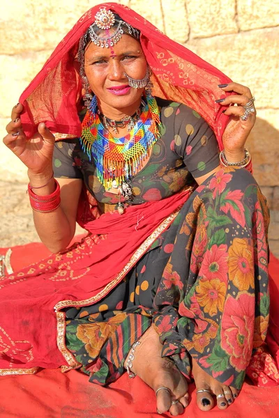 Jaisalmer Rajasthan Índia Dezembro 2017 Retrato Uma Mulher Com Vestido — Fotografia de Stock