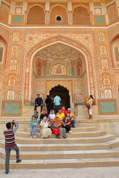 라자스탄의 자이푸르 2017 요새로 관문인 가네쉬 폴에서 사진을 관광객 — 스톡 사진