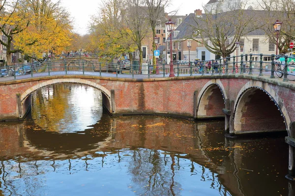 Cruce Entre Prinsengracht Canal Reguliersgracht Canal Con Reflejos Dos Puentes —  Fotos de Stock