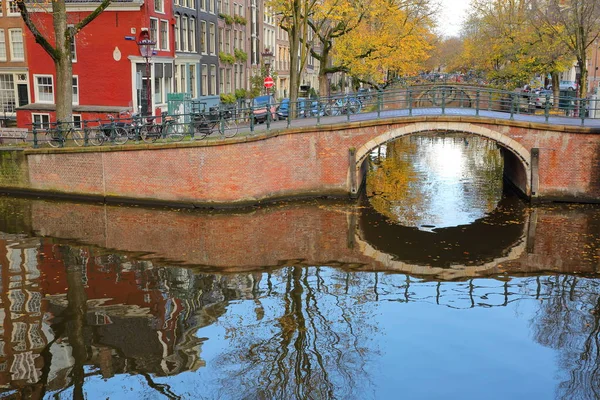 Cruce Entre Canal Prinsengracht Canal Reguliersgracht Con Reflejos Puente Histórico —  Fotos de Stock