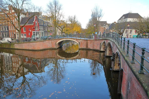 Prinsengracht Canal Reguliersgracht Canal Találkozása Két Örökségi Híd Őszi Színek — Stock Fotó