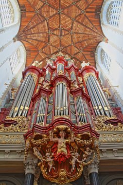 Haarlem, Hollanda - 29 Kasım 2019: Aziz Bavokerk Kilisesi 'nin içi, ahşap bir tavan ve org (Christian Muller tarafından 1738' de inşa edildi) heykellerin ayrıntılarıyla dolu)