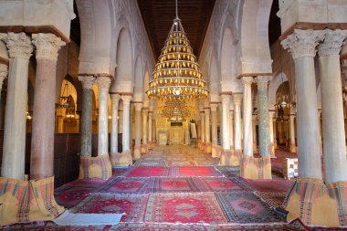 Kairouan, Tunus - 10 Aralık 2019: Kairouan Büyük Camii 'nin namaz odası