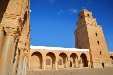 Tunus 'taki Kairouan Büyük Camii' nin avlusunda, kolonlar ve minareler var.