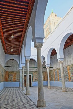 Kairouan, Tunus - 10 Aralık 2019: Abou Zamaa Zaouia (Barber Camisi veya Sidi Sahbi Camisi), renkli fayanslar, sütunlar ve atari salonlarıyla