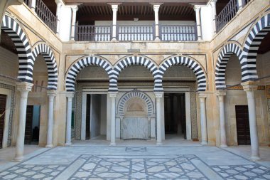 Kairouan, Tunus - 10 Aralık 2019: Sidi Abid El Ghariani Zaouia 'nın iç avlusu, kolonlar ve atarlarla