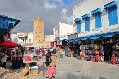 Kairouan, Tunus - 09 Aralık 2019: Kairouan Medinesi 'nin içindeki dükkan ve market tezgahlarıyla dolu canlı ana cadde