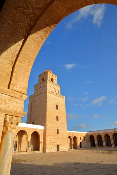 Patio Gran Mezquita Kairuán Túnez Con Minarete Visto Desde Una —  Fotos de Stock