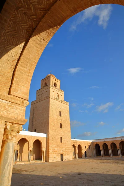 Tunus 'taki Kairouan Büyük Camii' nin avlusunda bir atari salonundan minare izleniyor. 