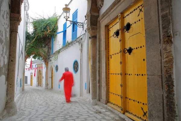 Típica Calle Adoquinada Estrecha Calle Dar Jeld Con Puertas Coloridas —  Fotos de Stock