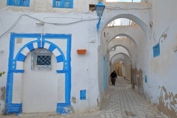 Kairouan Túnez Diciembre 2019 Típica Calle Empedrada Estrecha Dentro Medina —  Fotos de Stock