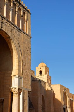 Kairouan, Tunus 'taki Büyük Cami' nin dış duvarlarındaki oymaların ayrıntıları. Arka planda minare var.