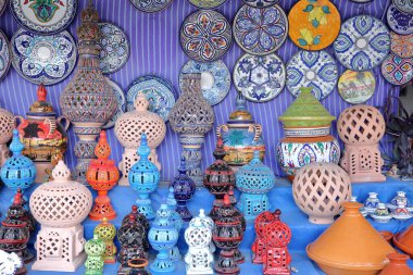 Kairouan, Tunus 'ta renkli desenli el yapımı seramik eşyalar.