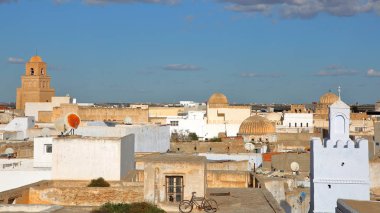 Kairouan, Tunus 'un çatılarının genel görünümü, solda Büyük Cami' nin minaresi.