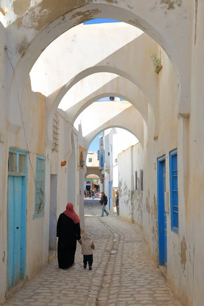 Kairouan Túnez Diciembre 2019 Típica Calle Empedrada Estrecha Dentro Medina —  Fotos de Stock