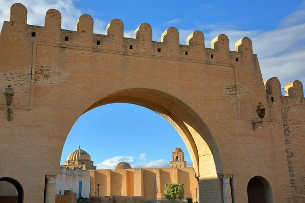 Puerta Entrada Kairuán Lado Este Ciudad Túnez Con Cúpula Minarete —  Fotos de Stock