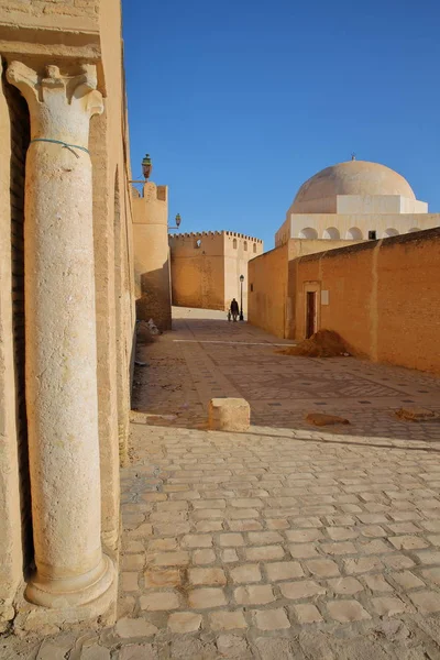 Impresionantes Coloridas Murallas Ubicadas Lado Oriental Kairuán Túnez Con Pavimento —  Fotos de Stock