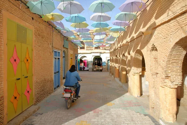 Típica Calle Adoquinada Estrecha Dentro Medina Nefta Túnez Con Coloridos —  Fotos de Stock