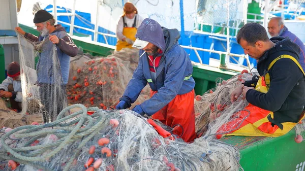 2019年12月27日チュニジア マハーディア 漁港で漁網を修復し 周りにカラフルな漁網を設置 — ストック写真