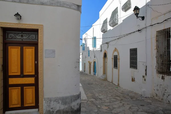 Keien Smalle Straatjes Stad Mahdia Tunesië Met Witgekalkte Gebouwen Kleurrijke — Stockfoto