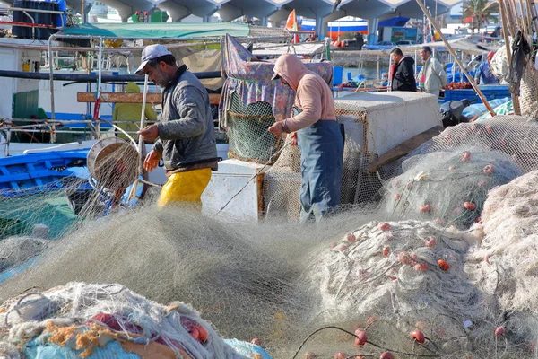 Mahdia Tunisia December 2019 Fishermen Repairing Net Fishing Port Colorful — Stock Photo, Image