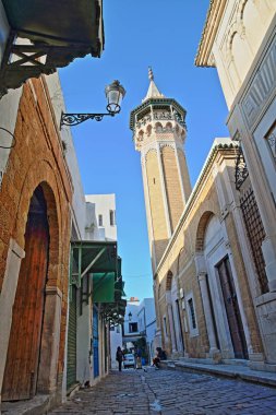 Tunus, Tunus Medina içinde yer alan Hammouda Pacha Camii, tipik bir kaldırımlı ve dar bir sokaktan görülmektedir (Sidi Ben Arrous caddesi)
