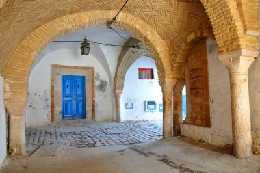Tunus, Tunus 'un tarihi medine içinde renkli kapıları, sütunları ve atarileri olan tipik kaldırımlı ve dar sokaklar.