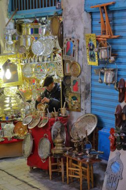 Tunus, Tunus - 31 Aralık 2019: Medine 'deki çarşıda çalışan pirinç ve bakır işçisi