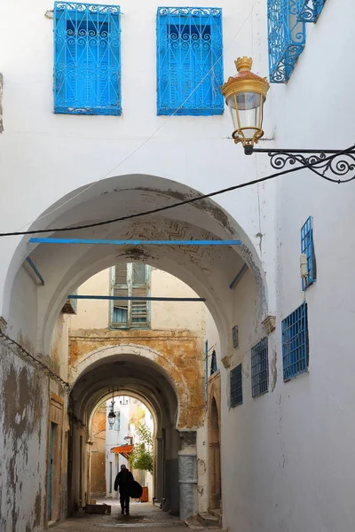 Típica Calle Empedrada Estrecha Con Columnas Arcadas Dentro Medina Histórica —  Fotos de Stock