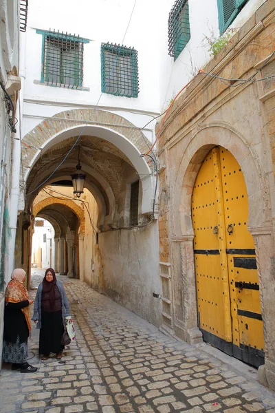 Túnez Túnez Diciembre 2019 Típica Calle Empedrada Estrecha Con Puertas —  Fotos de Stock