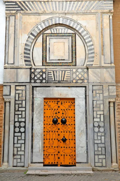 チュニジアのチュニス 2019年12月31日 メディアの中に位置するダール オスマン宮殿への印象的な入り口 — ストック写真