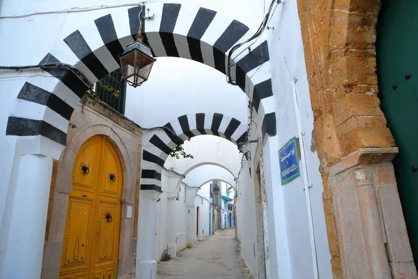 Typische Geplaveide Smalle Straat Met Kleurrijke Deuren Zuilen Arcades Historische — Stockfoto